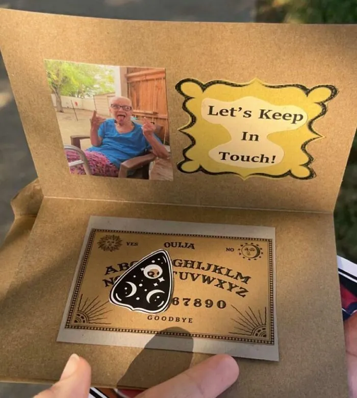 La abuela de mi mejor amiga ha fallecido, y dejó estas tarjetas para "mantener el contacto" y que fueran repartidas en su funeral