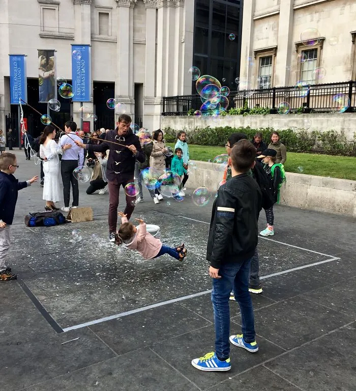 Se resbaló intentando explotar las burbujas