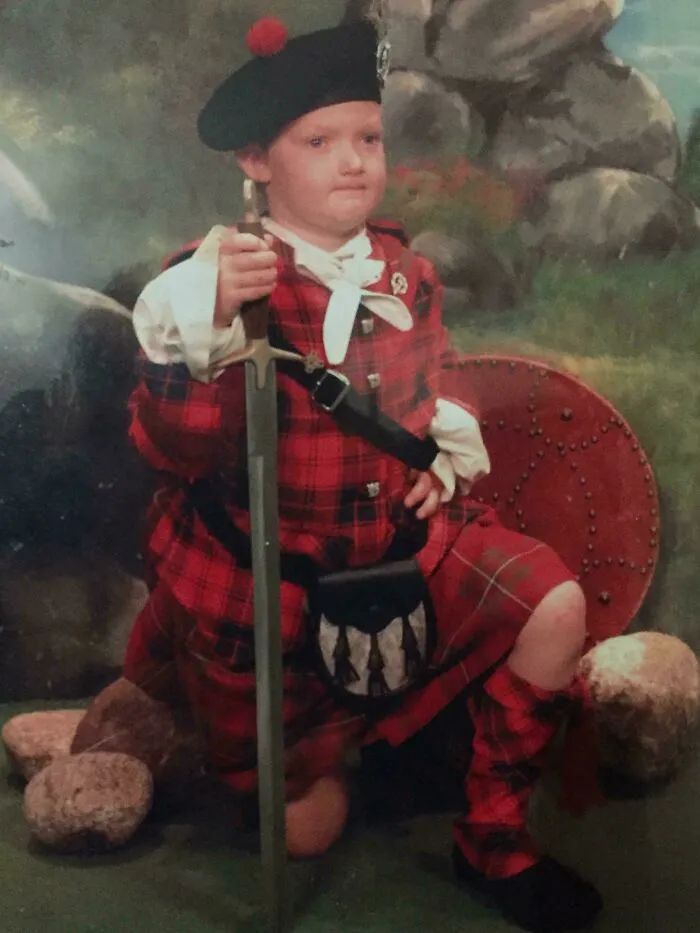 Mi madre me dijo que sonriera para la foto, le dije que no porque soy un guerrero serio