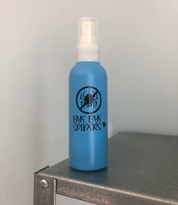 A mi hija le aterran las arañas. Puse ambientador y agua en este spray y lo va echando por la casa donde no quiere que haya arañas. Huele todo muy bien