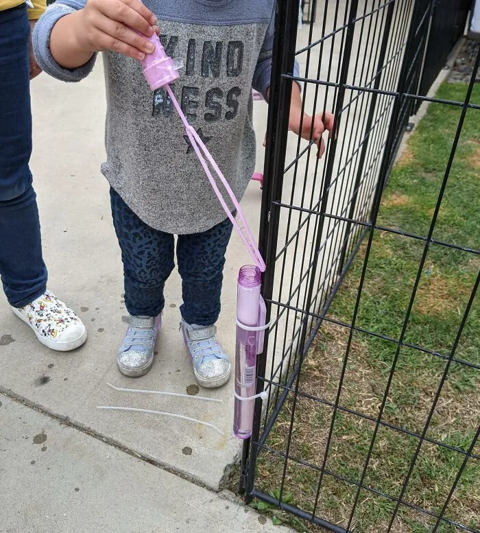 Fija el burbujero en algún sitio donde tu hijo pueda usarlo pero no volcarlo