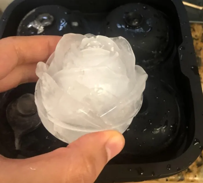 Stop And Smell The Roses:<span Style="Font:inherit;color:#d74b1f;"> The Ice Cube Tray </Span> That Adds A Touch Of Elegance To Your Drinks