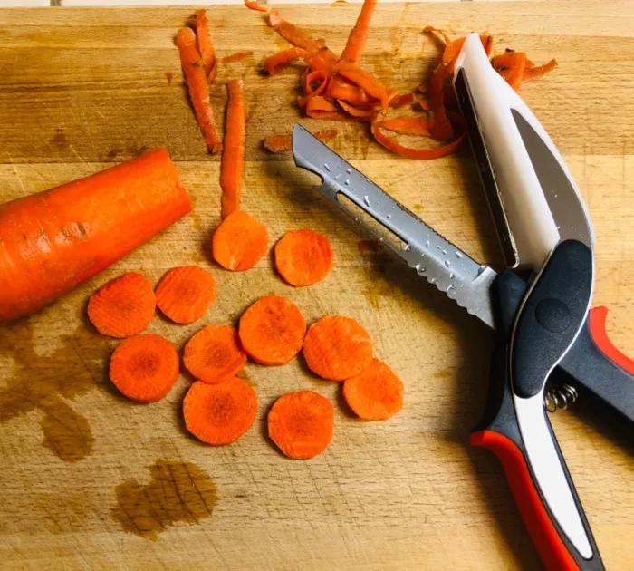 No More Messy Chopping Boards: Meet <span Style="Font:inherit;color:#d74b1f;"> The Vegetable Slicer That Doubles As Scissors And Knife</Span>
