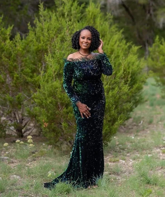 Shoulder Showdown: When <span Style="Font:inherit;color:#d74b1f;"> Feathers Meet Sequins </Span>
