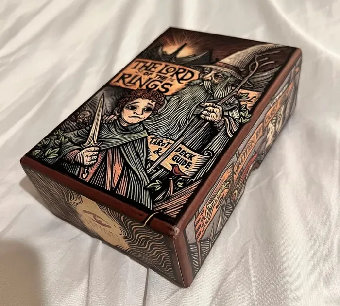 The Fellowship Of The Tarot: Use <span Style="Font:inherit;color:#d74b1f;"> The Lord Of The Rings™ Deck And Guide For Your Journey </Span>