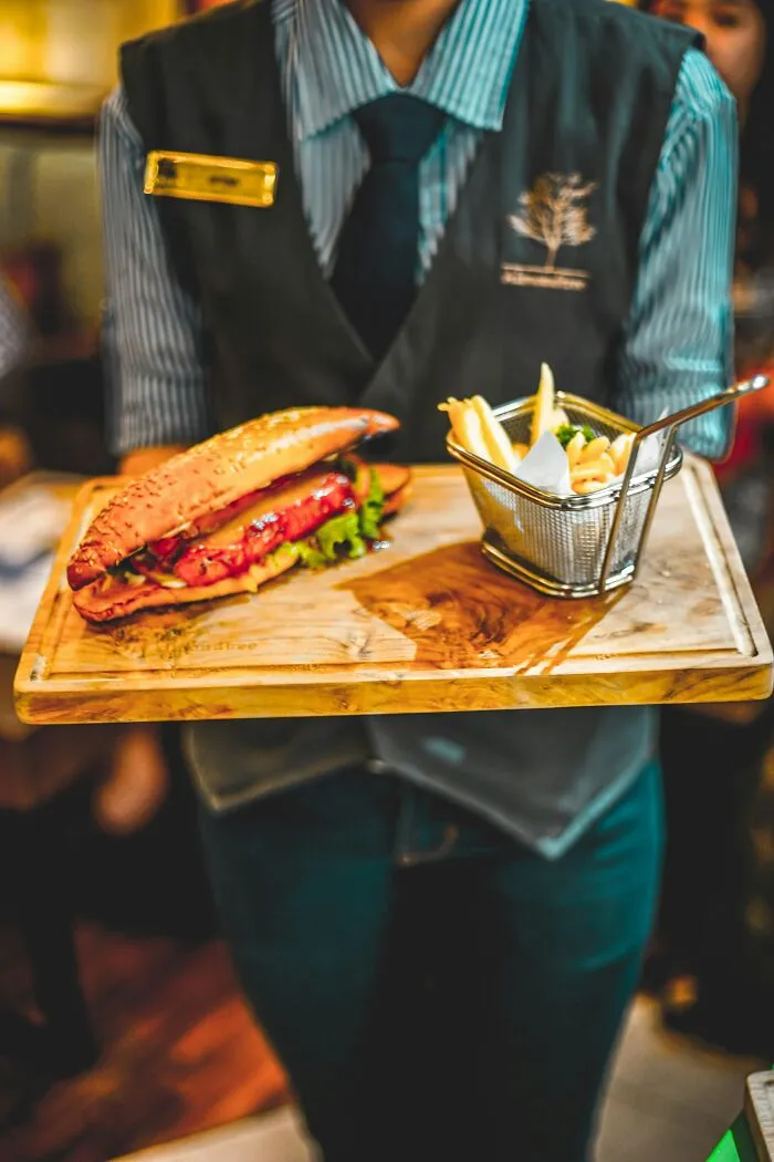30 Stories Of Customers From Hell That These Servers Just Had To Vent About Online