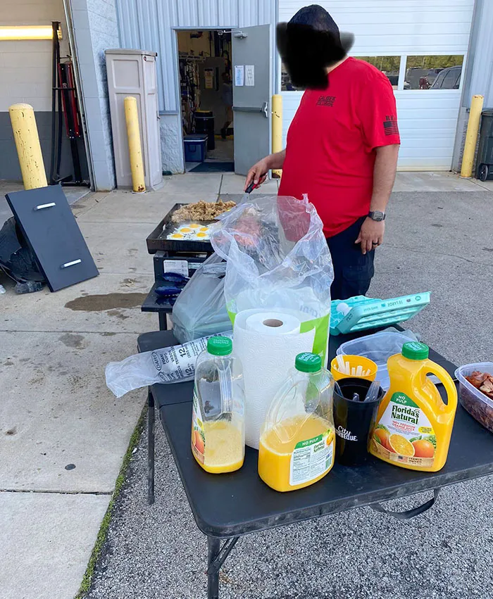 Nuestro jefe nos prepara el desayuno cada miércoles. Nos sube mucho la moral