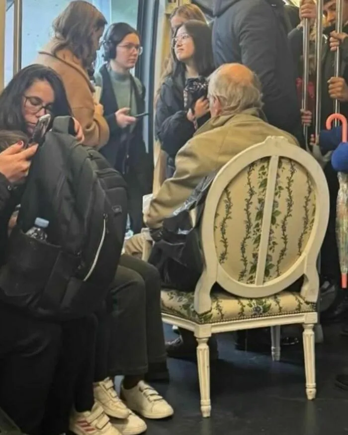 35 Times People Spotted The Wildest Things On The Paris Metro And Had To Snap A Pic