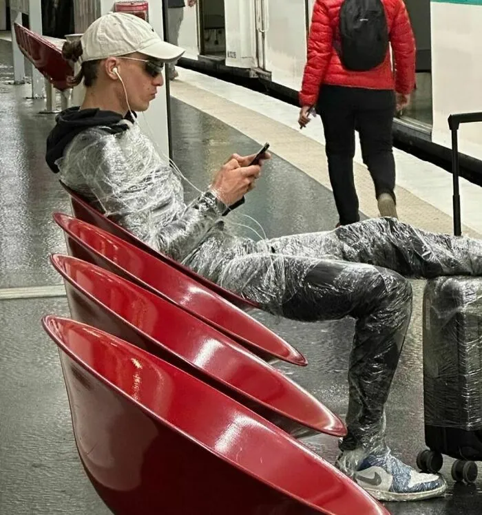 35 Times People Spotted The Wildest Things On The Paris Metro And Had To Snap A Pic