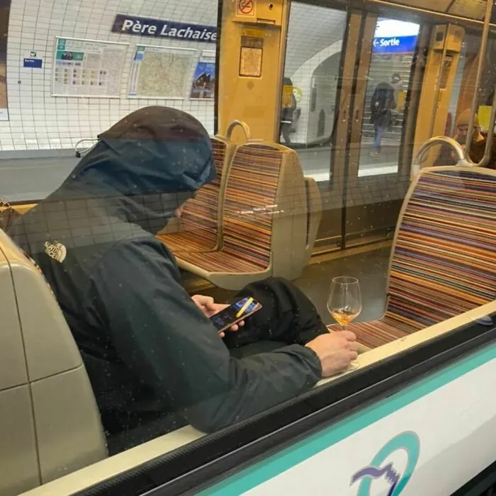 35 Times People Spotted The Wildest Things On The Paris Metro And Had To Snap A Pic