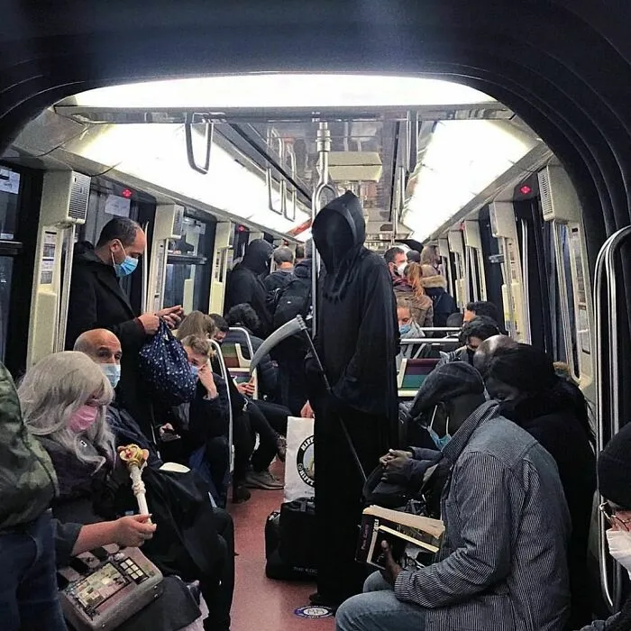 35 Times People Spotted The Wildest Things On The Paris Metro And Had To Snap A Pic
