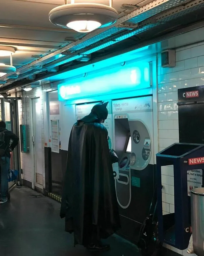 35 Times People Spotted The Wildest Things On The Paris Metro And Had To Snap A Pic