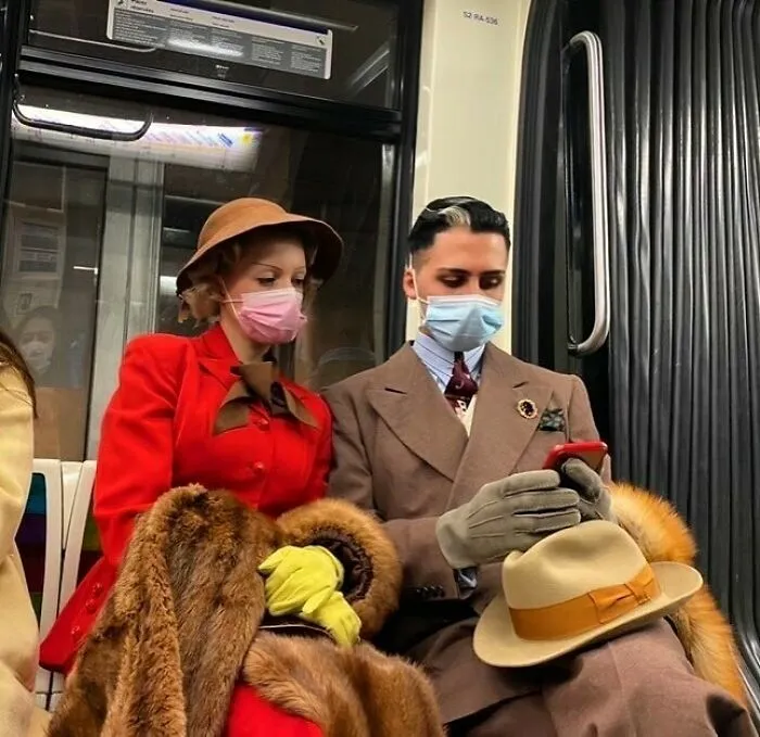 35 Times People Spotted The Wildest Things On The Paris Metro And Had To Snap A Pic