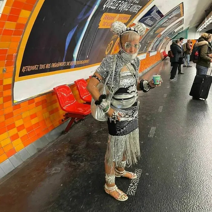 35 Times People Spotted The Wildest Things On The Paris Metro And Had To Snap A Pic