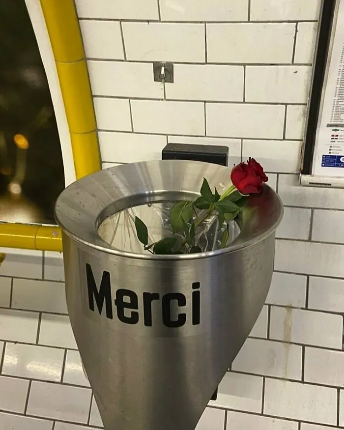 35 Times People Spotted The Wildest Things On The Paris Metro And Had To Snap A Pic