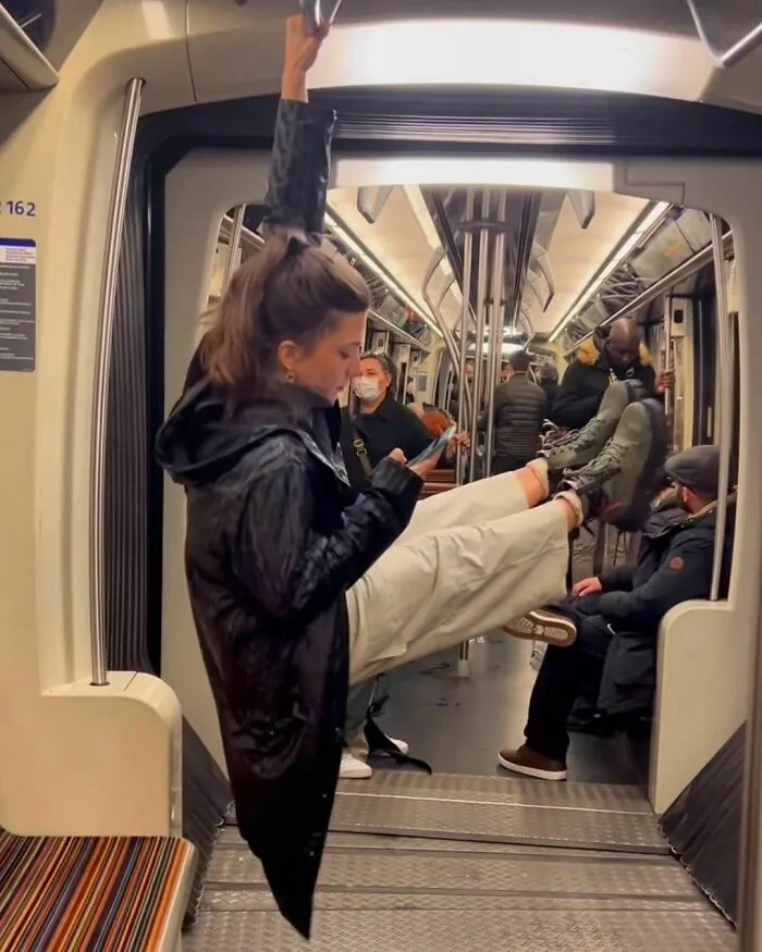 35 Times People Spotted The Wildest Things On The Paris Metro And Had To Snap A Pic