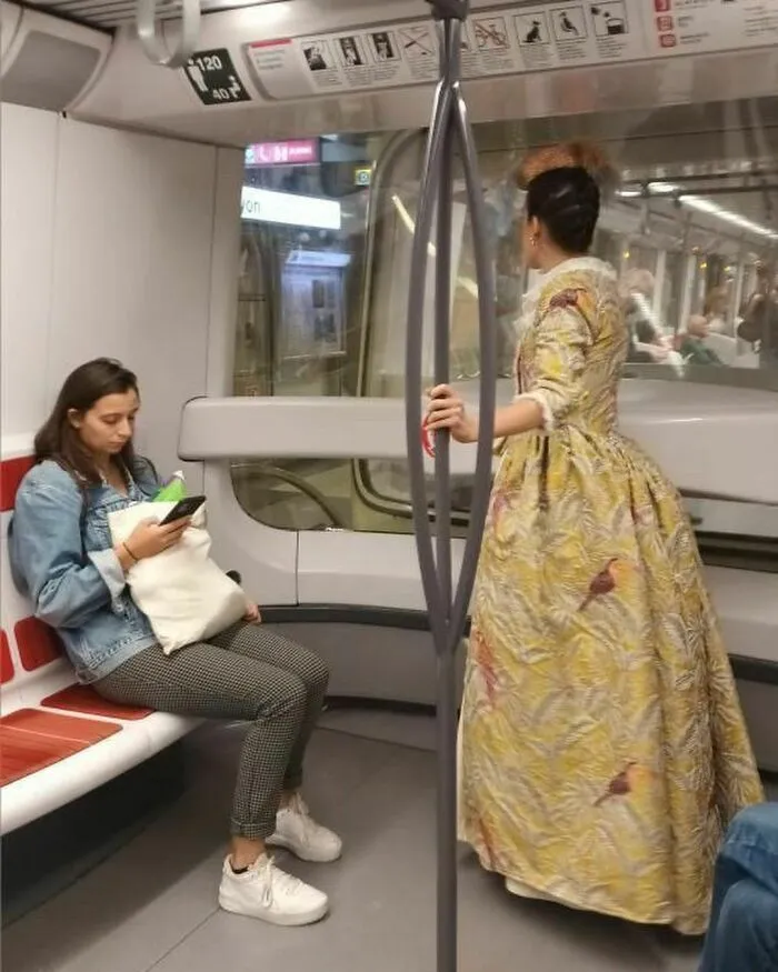 35 Times People Spotted The Wildest Things On The Paris Metro And Had To Snap A Pic