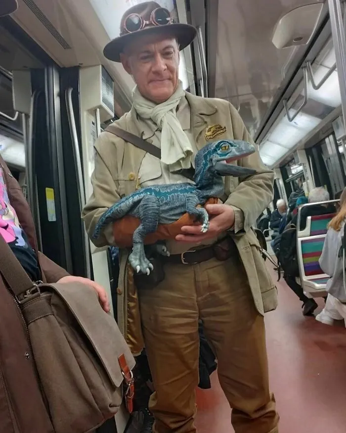 35 Times People Spotted The Wildest Things On The Paris Metro And Had To Snap A Pic