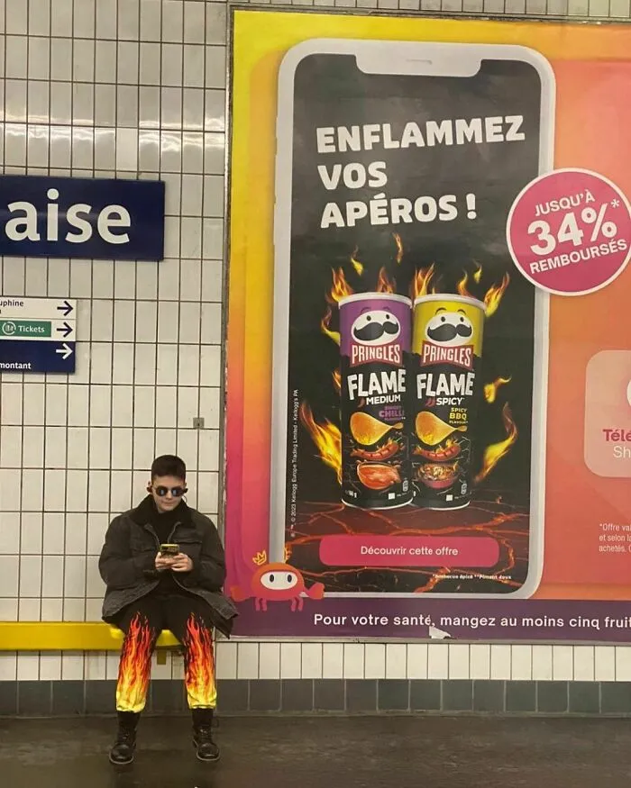 35 Times People Spotted The Wildest Things On The Paris Metro And Had To Snap A Pic