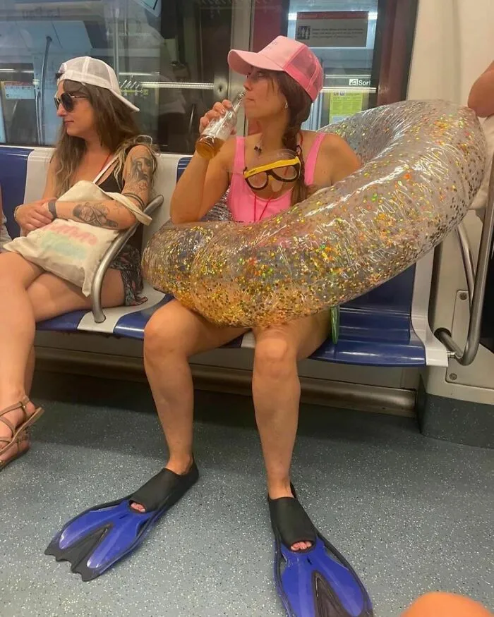 35 Times People Spotted The Wildest Things On The Paris Metro And Had To Snap A Pic