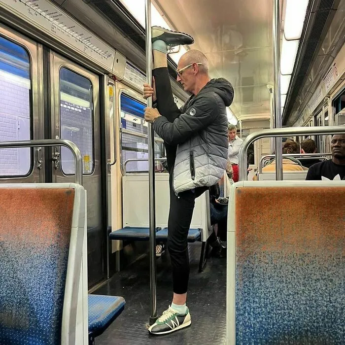 35 Times People Spotted The Wildest Things On The Paris Metro And Had To Snap A Pic