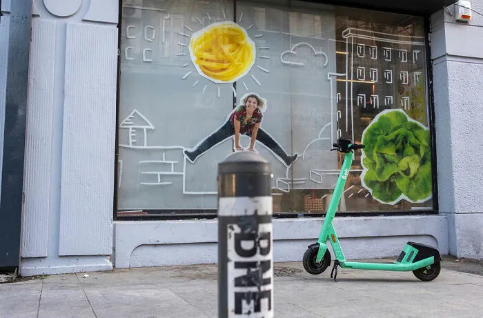 30 Entertaining Street Photographs As Proof That Timing Is Everything
