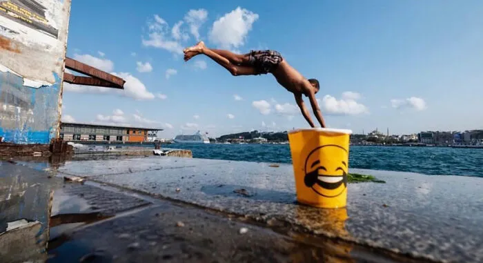 30 Entertaining Street Photographs As Proof That Timing Is Everything