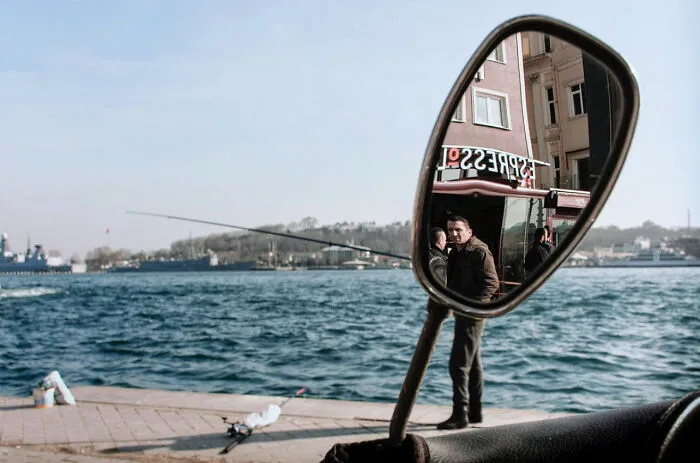30 Entertaining Street Photographs As Proof That Timing Is Everything