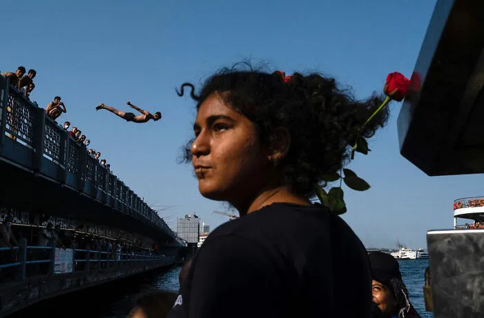 30 Entertaining Street Photographs As Proof That Timing Is Everything