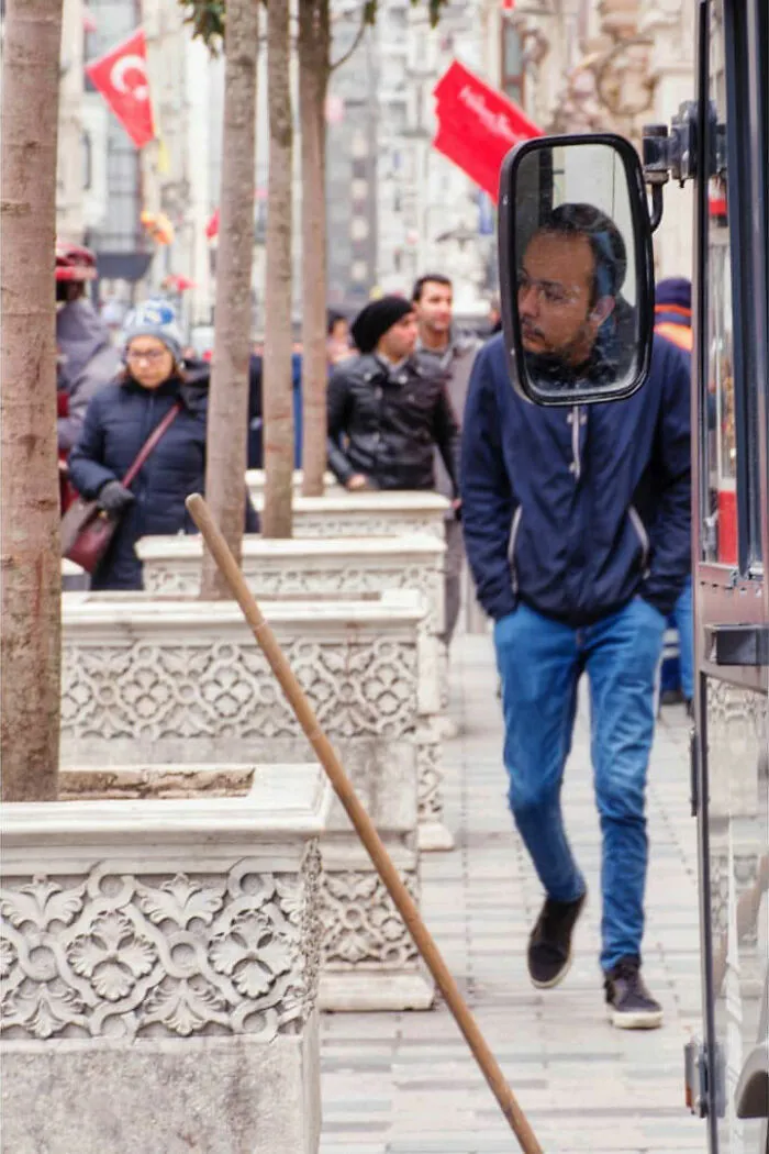 30 Entertaining Street Photographs As Proof That Timing Is Everything