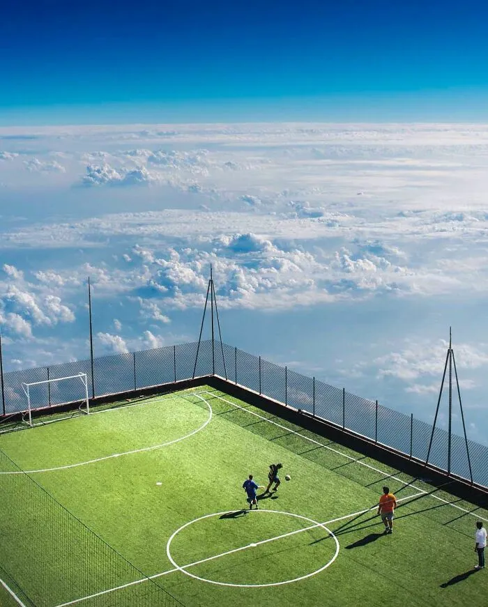 30 Surreal Pictures Showcasing An Alternative Reality By Tom Fabia