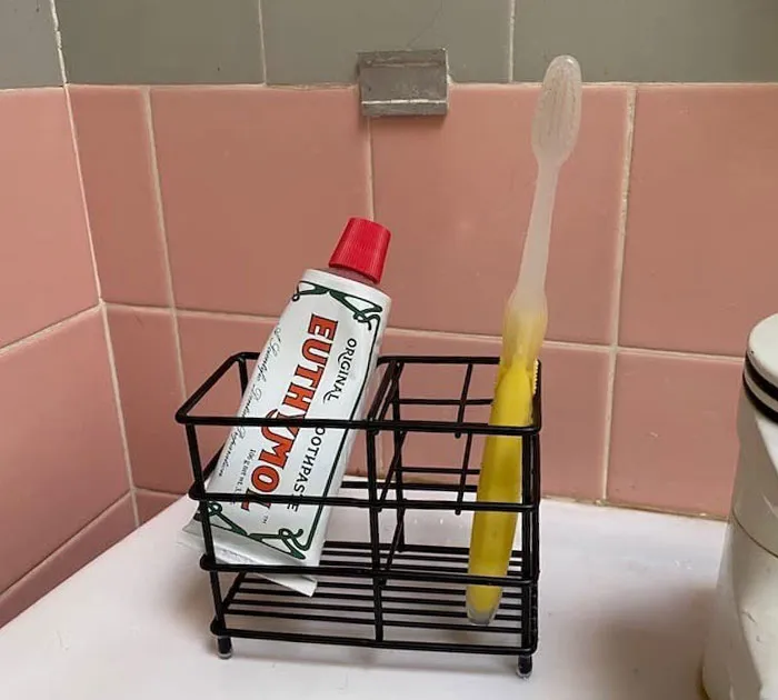 Stay Clean & Classy: <span Style="Font:inherit;color:#d74b1f;"> Stainless Toothbrush Holder</Span> With No-Grime Bottom!