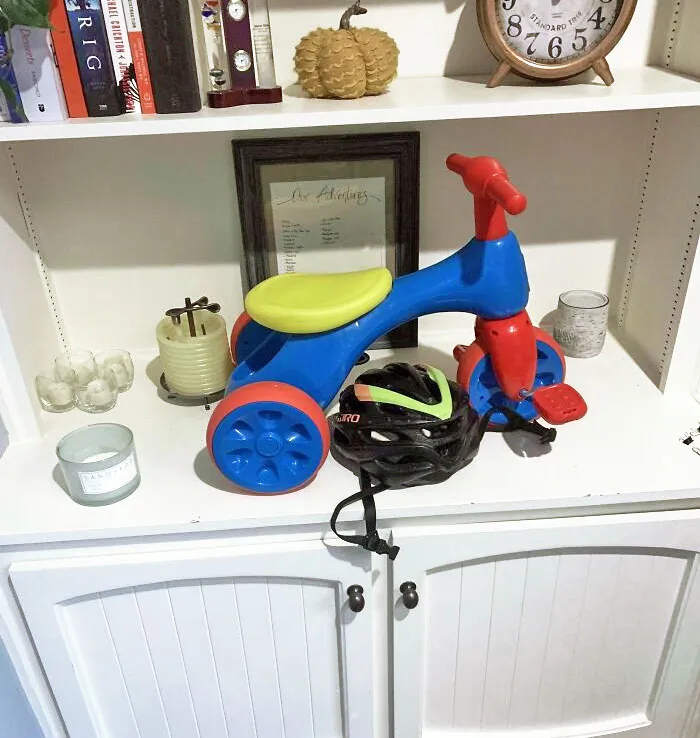 Me caí de la moto y me rompí la clavícula hace poco. Mi abuela me mandó esto diciendo que "es más adecuado para mi"