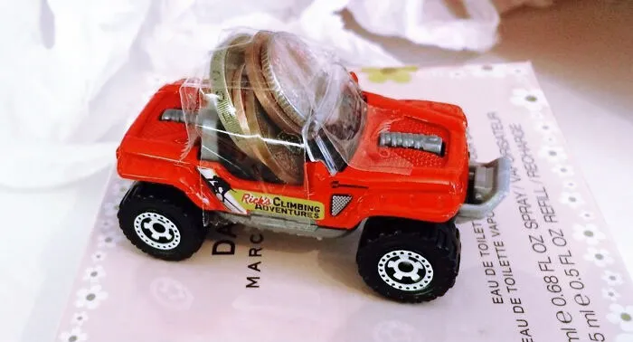 Pedí un coche lleno de dinero para mi cumple, y mi abuela me dio esto