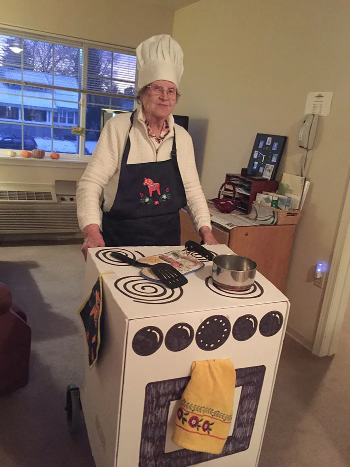 Mi abuela y su forma de incorporar su andador en su disfraz de Halloween