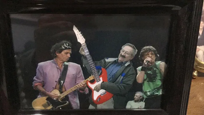 El abuelo de mi novio ha aprendido a usar photoshop y esto está enmarcado en su casa