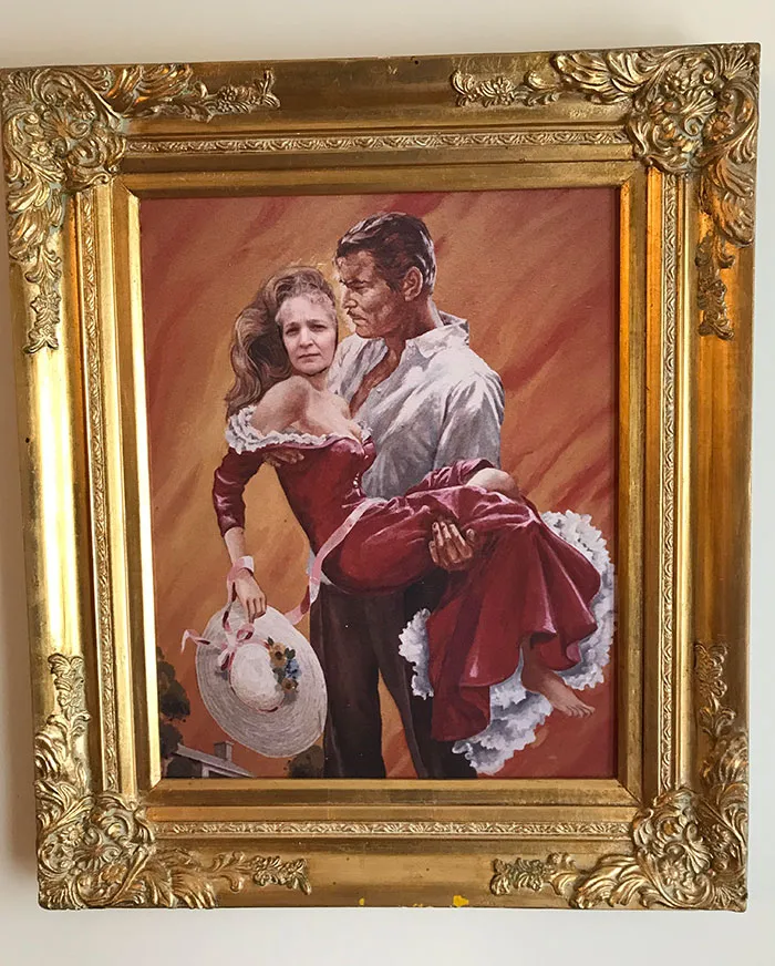 Mi abuela ha tenido este cuadro en su casa por más de 30 años y ahora me doy cuenta de que ha puesto su cara en la de Escarlata