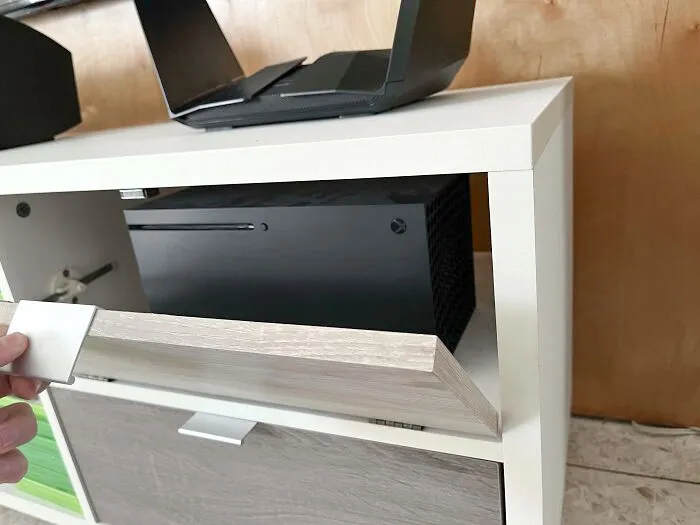 Mi padre juega a la Xbox con el cajón cerrado, y a menudo se le apaga sola. Le digo que se está sobrecalentando y no me hace caso