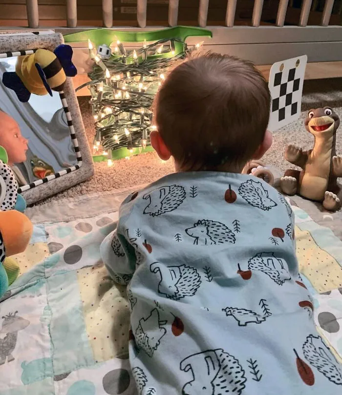 Tummy Time Hack! Christmas Lights. You Don’t Even Have To Unravel Them! My Baby Screamed During Every Tummy Time, And My Friend Suggested This. It Works