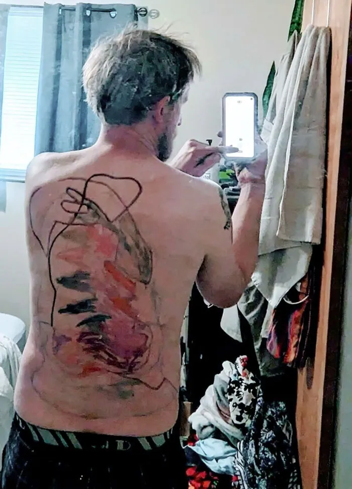 Jugando a los tatuadores. Conseguí que me dejaran estar tumbado 10 minutos