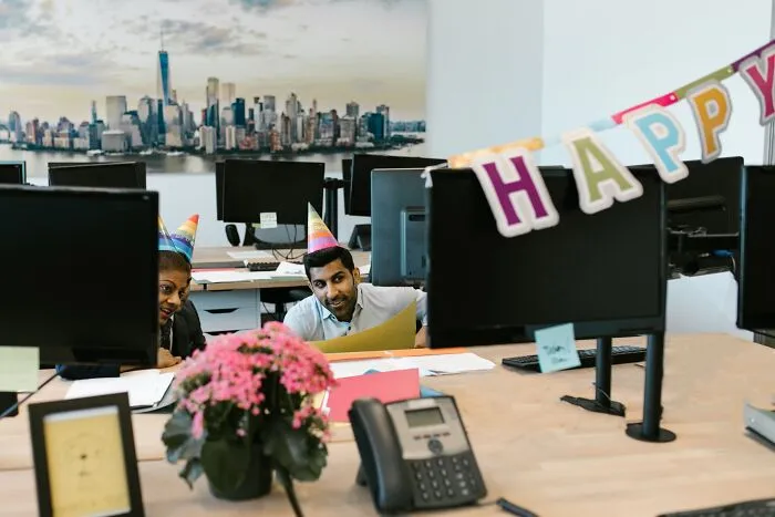 30 Flabbergastingly Stupid Reasons Someone Was Fired, According To Netizens
