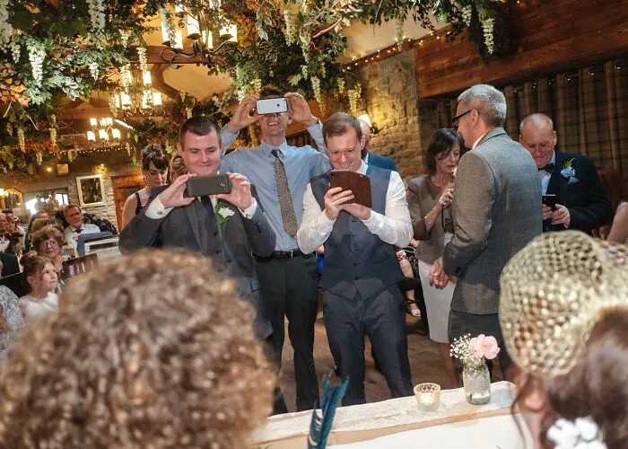 23 Honest Wedding Photos By Ian Weldon That Are As Funny As They Are Chaotic (New Pics)