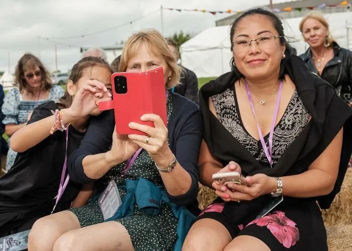 23 Honest Wedding Photos By Ian Weldon That Are As Funny As They Are Chaotic (New Pics)