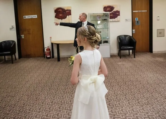 23 Honest Wedding Photos By Ian Weldon That Are As Funny As They Are Chaotic (New Pics)