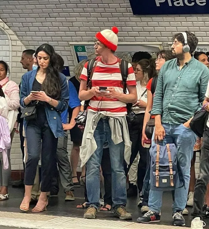 35 Times People Spotted The Wildest Things On The Paris Metro And Had To Snap A Pic
