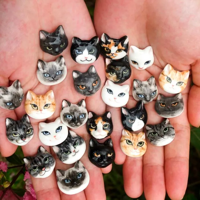 Caras de gatos que he hecho con cerámica. Se convertirán en imanes, pins y pendientes