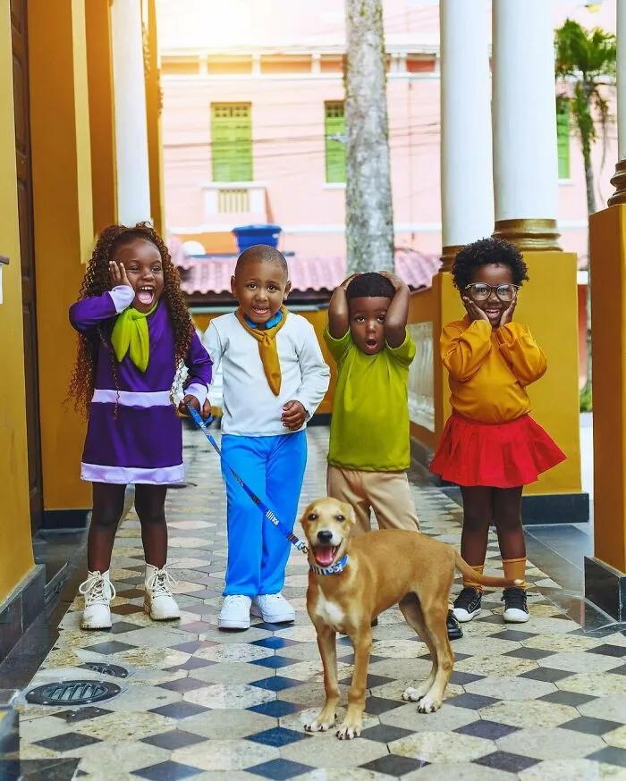 Niños y su cachorro disfrazados de Scooby Doo