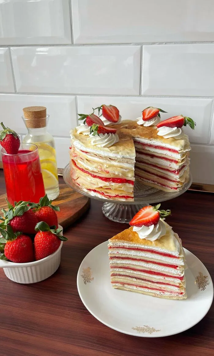 Tarta de crepes de vainilla y fresa