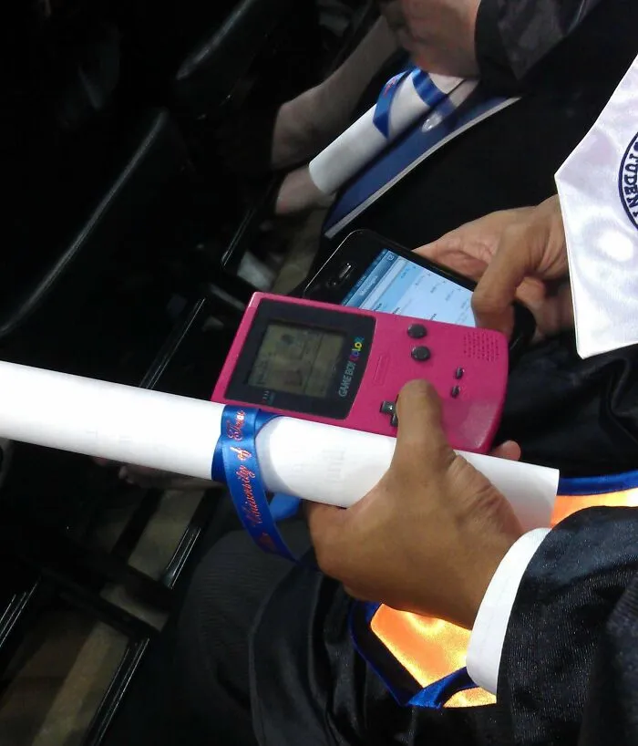 Este tipo estaba a mi lado en mi graduación, pasando el rato así