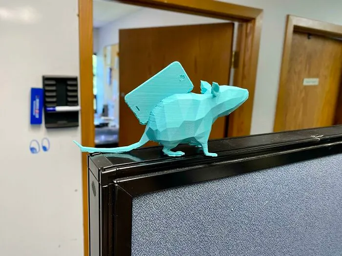 He encendido una vieja impresora 3D que llevaba ahi 10 años y esto es lo que ha salido